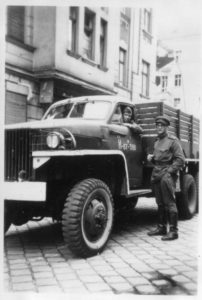 Berlin, Henryk Gorovits neben russischem LKW
